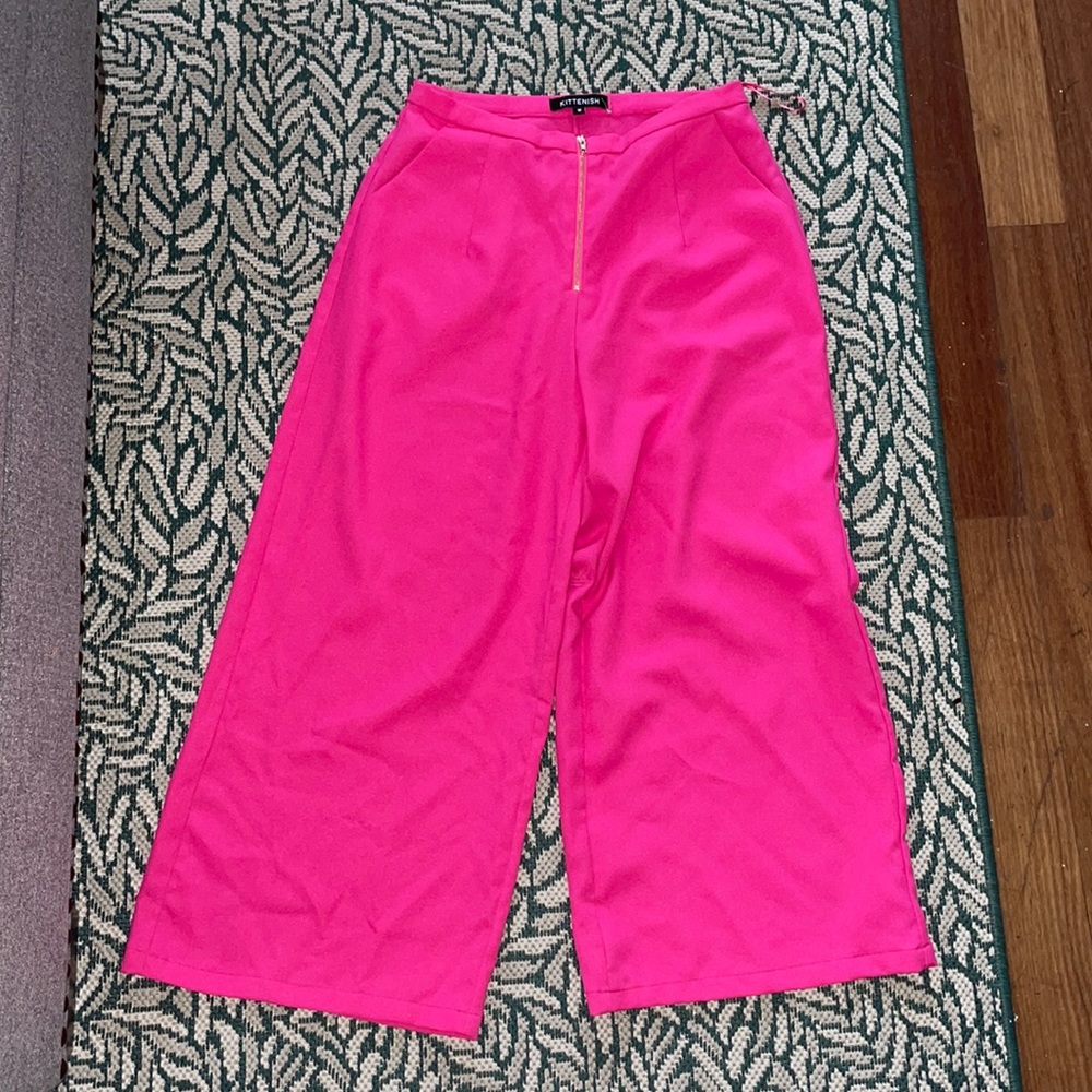 Kittenish hot pink capris